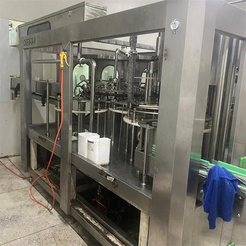 玻璃瓶包装生产线核心设备解析 灌装机、套标机与膜包机的选型与自营灌装设备优势